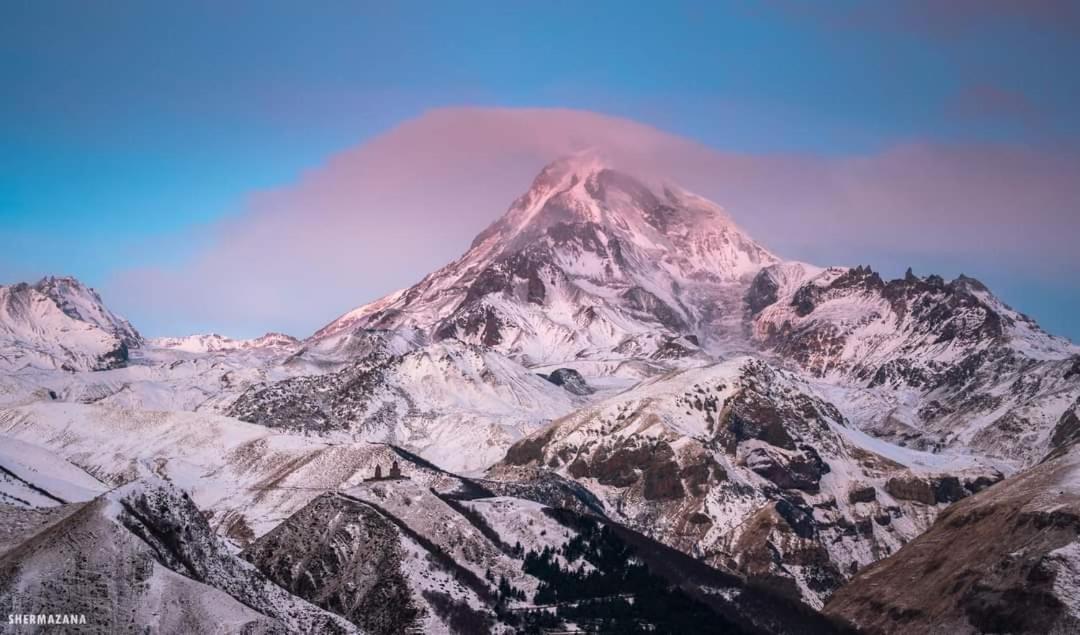 Гостевой дом Hilltop Kazbegi Экстерьер фото