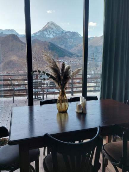 Гостевой дом Hilltop Kazbegi Экстерьер фото