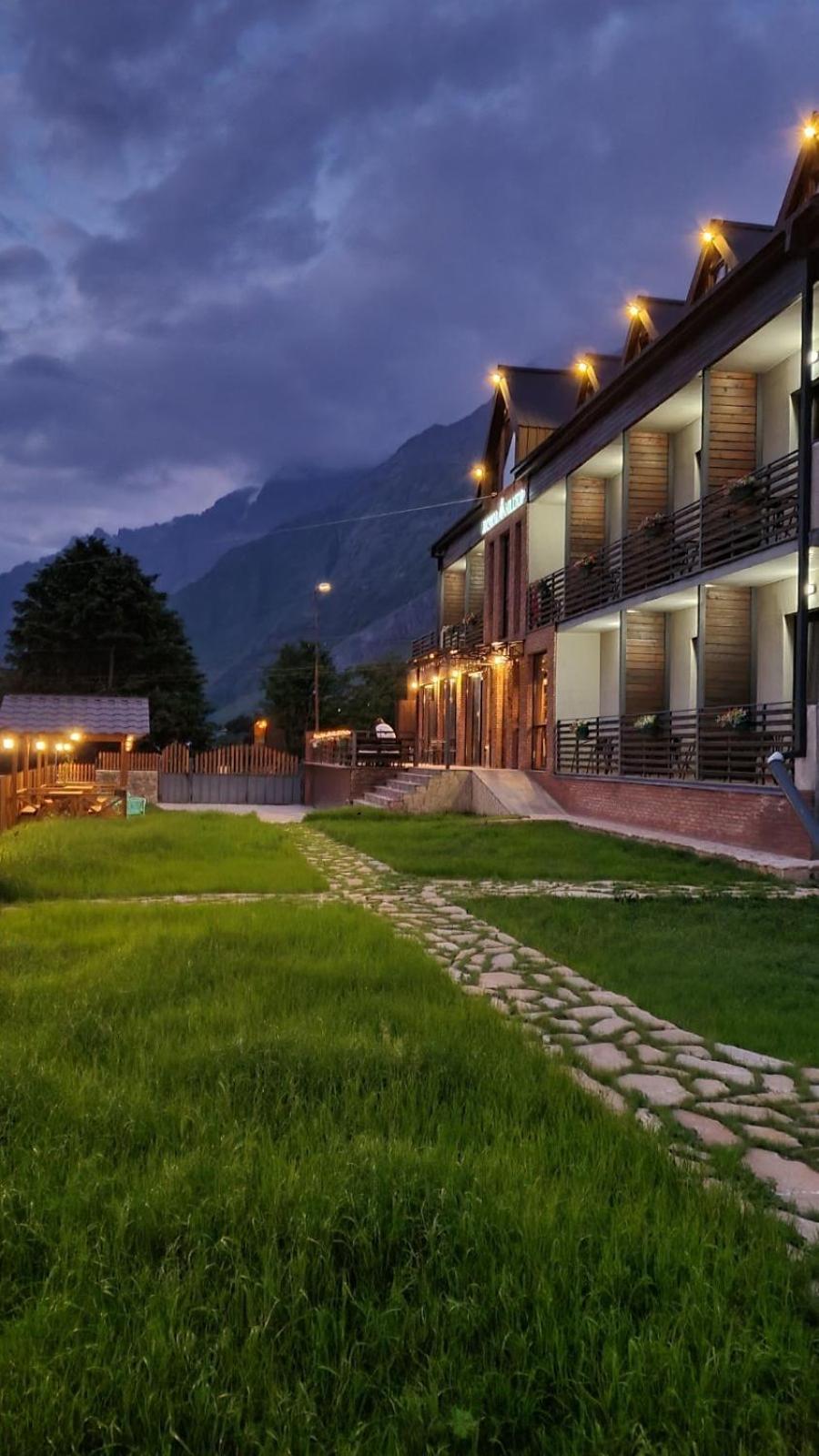 Гостевой дом Hilltop Kazbegi Экстерьер фото